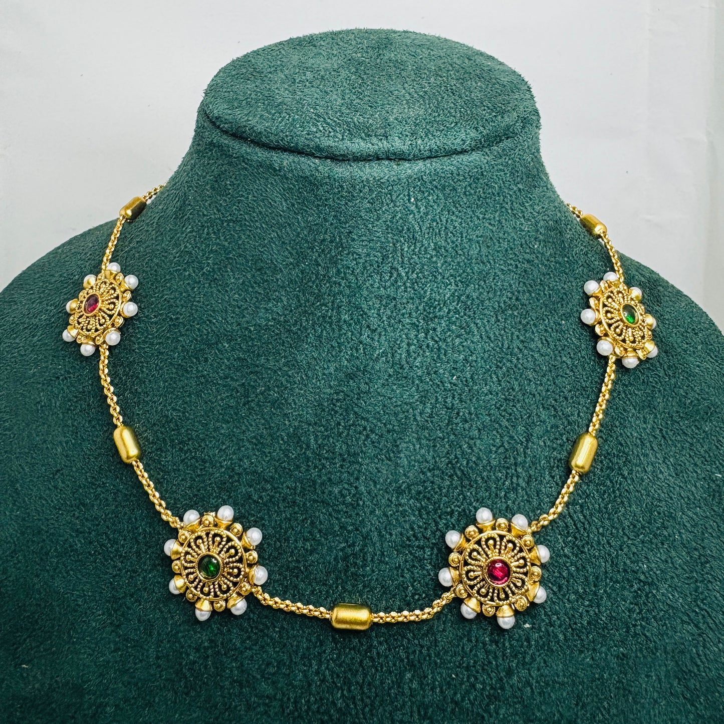 Single layer pearl flower Choker with matching studs