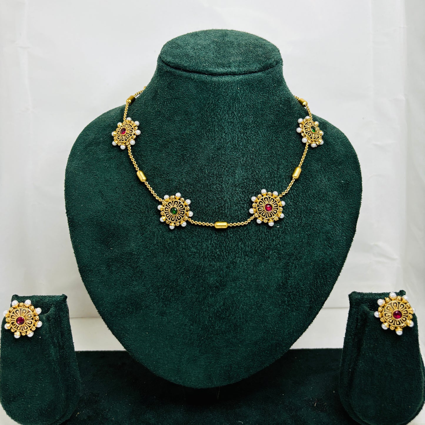 Single layer pearl flower Choker with matching studs