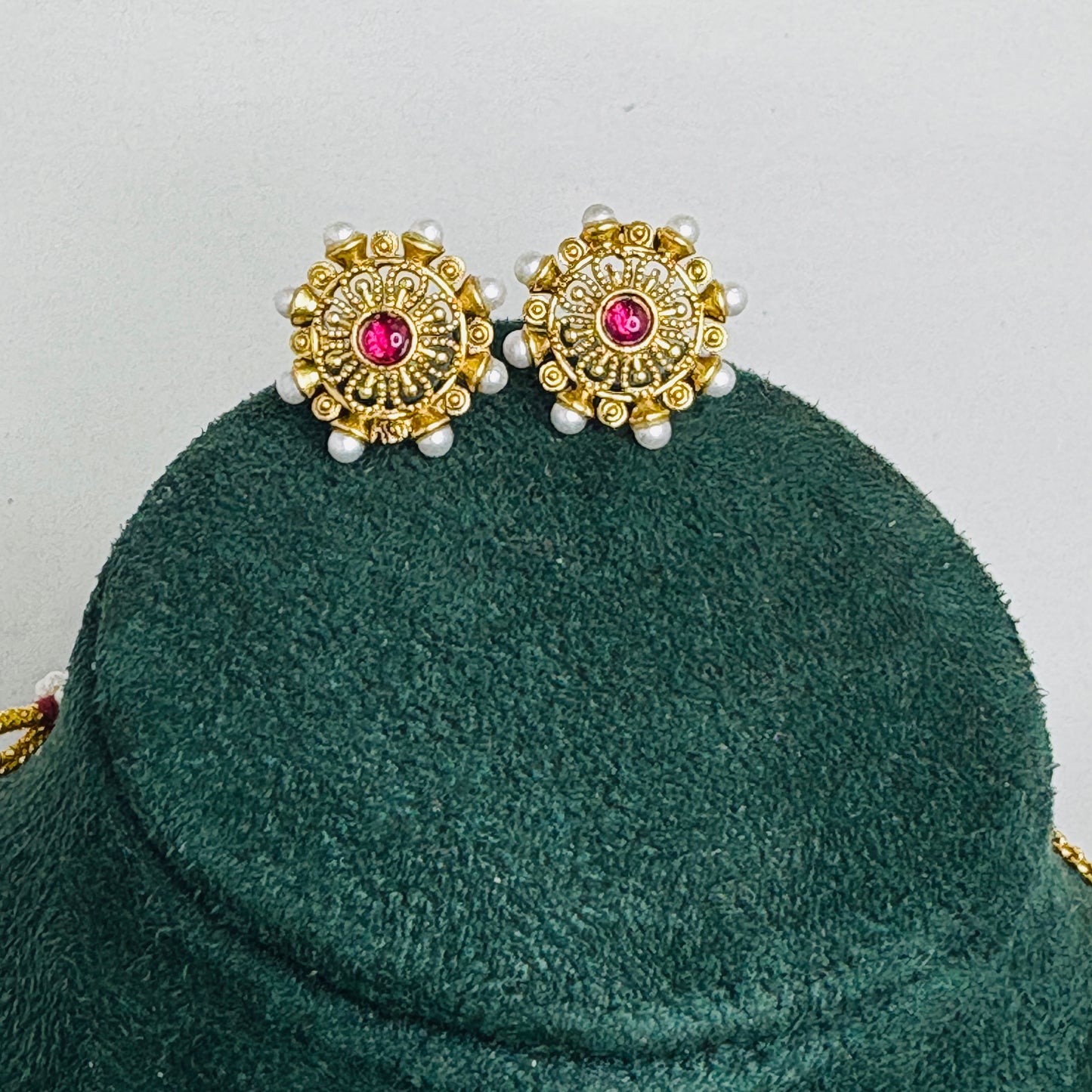 Single layer pearl flower Choker with matching studs